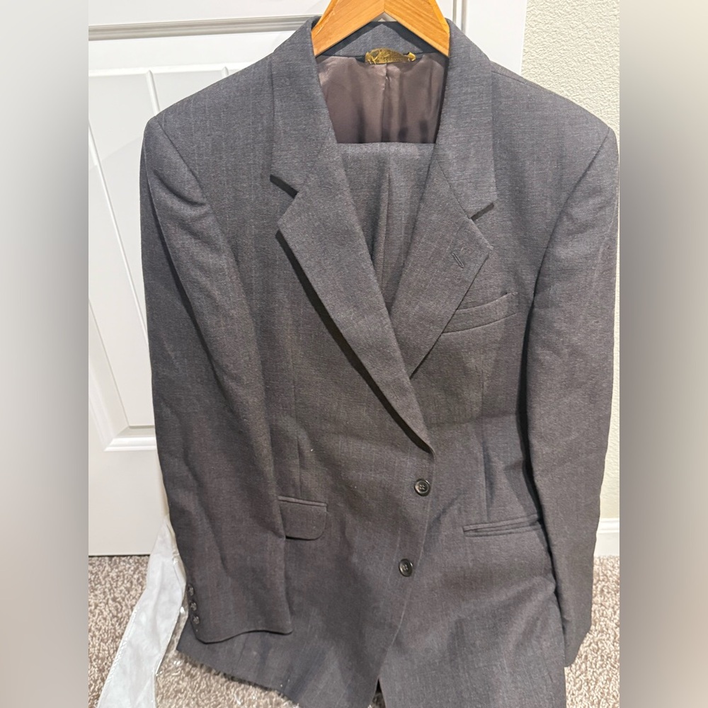 🍄Gray suit like new with blue green and red colored lines comes in bag
